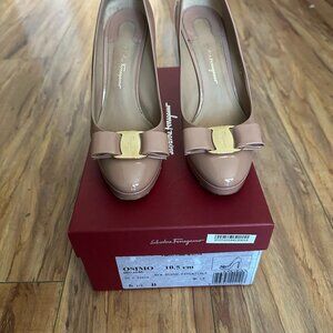 SALVADOR FERRAGAMO Blush Hi Gloss Platform Logo Bow Osimo Pumps Italy Sz 6.5B